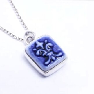 Lis flower cameo charm in a silver chain