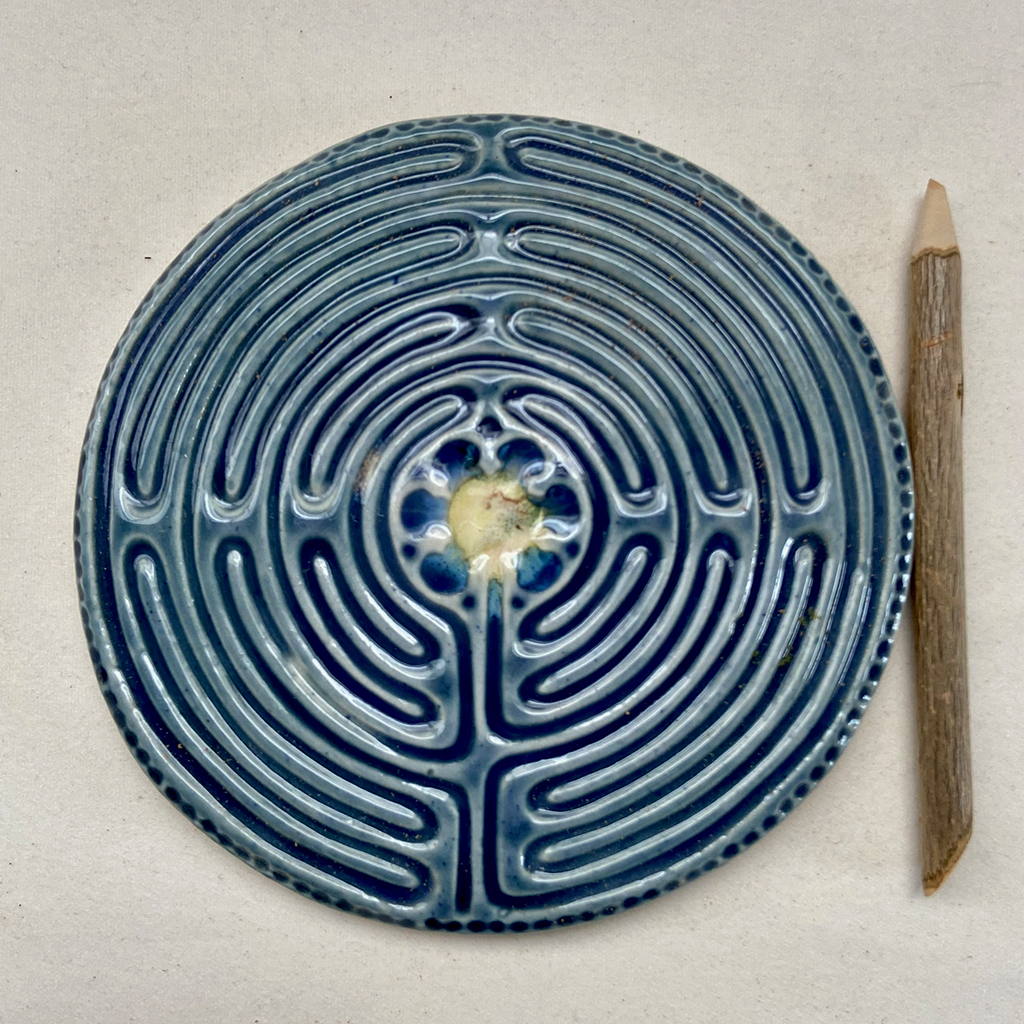 11-C-Chartres-blue-top-stylus
