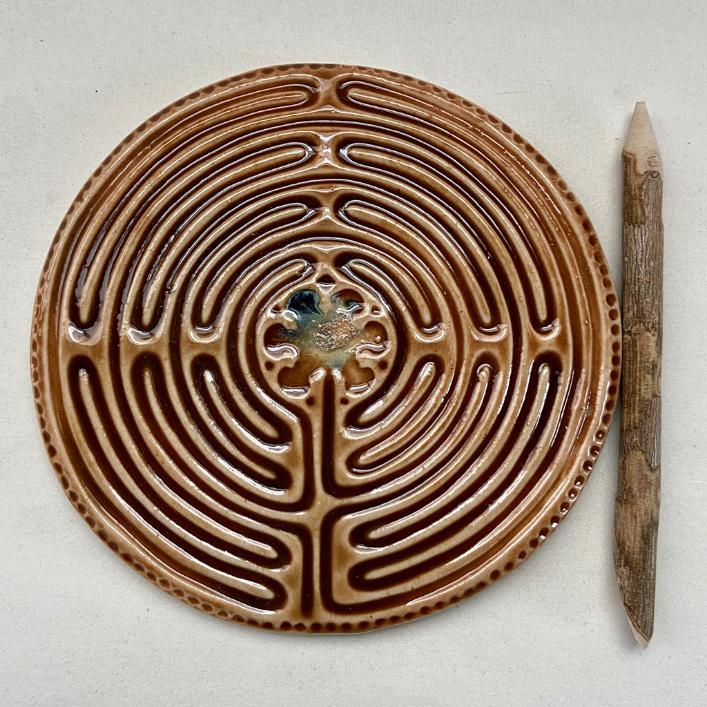 11-C-Chartres-brown-top-stylus